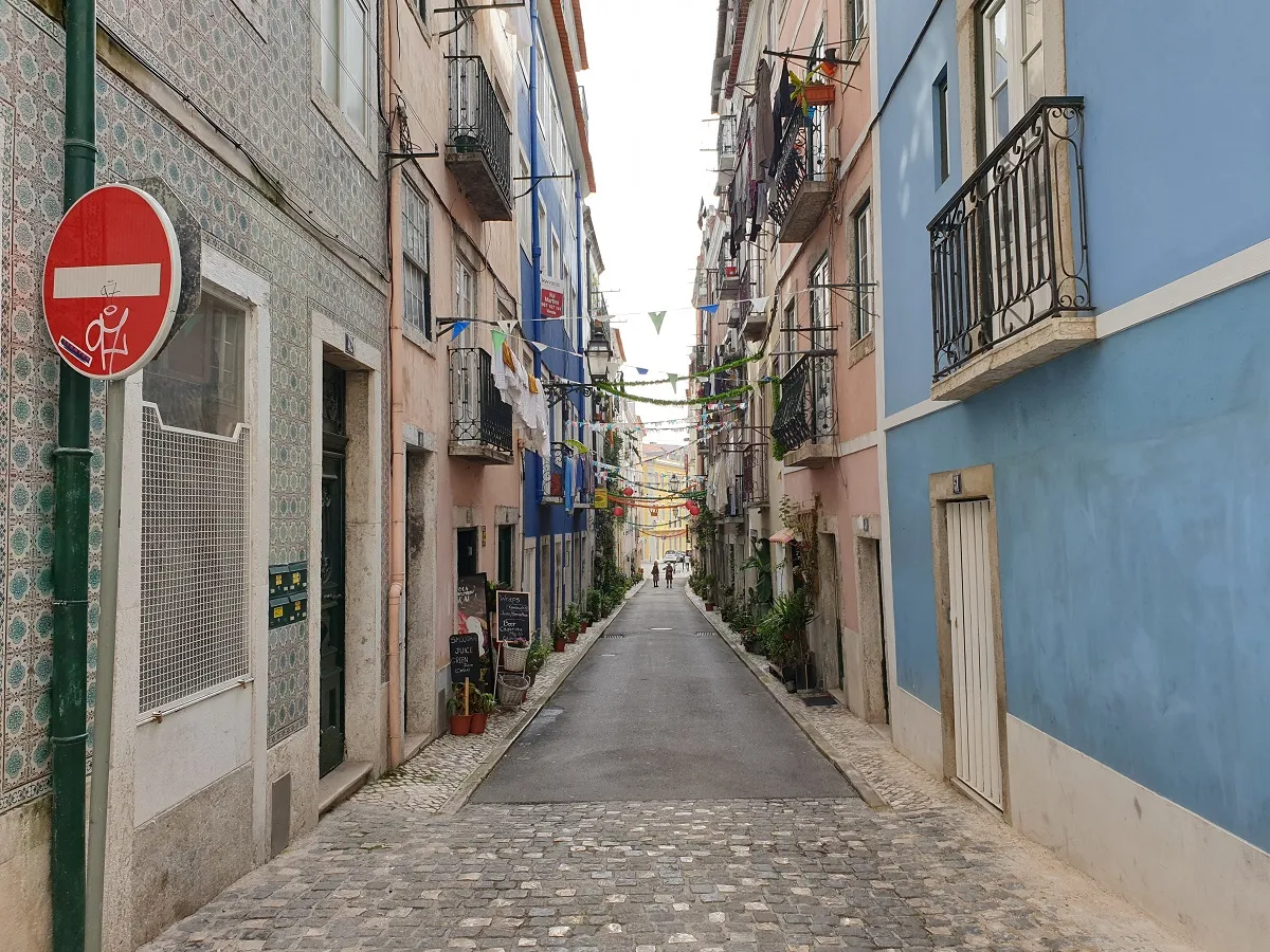 De gezellige straatjes met balkonnetjes van Lissabon
