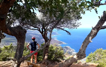 Jacqueline op Aphrodite Trail, uitzicht Akamas, Cyprus