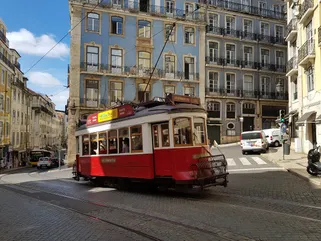 Een rode tram in de hoofdstad van Portugal, Lissabon