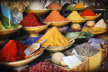 Marokko kleurrijke kruiden op markt - couleur locale &Olives 