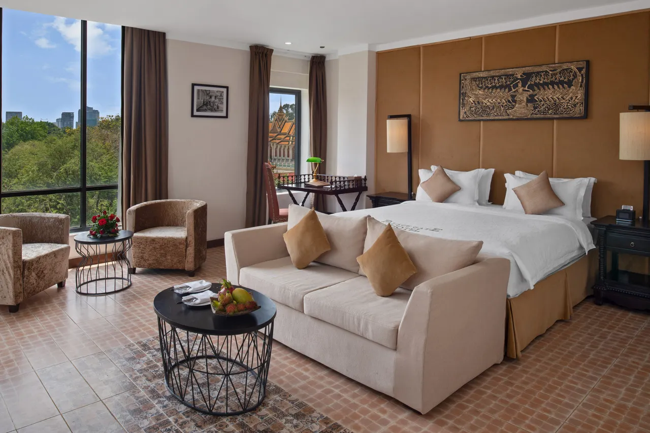 AndOlives-Cambodja-Phnom-Penh-PalaceGate-Room1