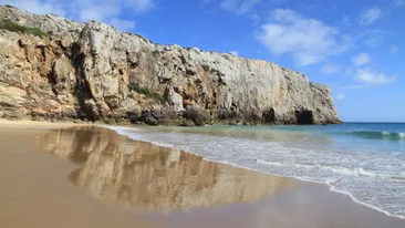 Strand en weerkaatsing van de kliffen, Beliche, Sagres, Portugal