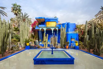 De Majorelle Tuin met blauw gebouw in Marrakech, Marokko