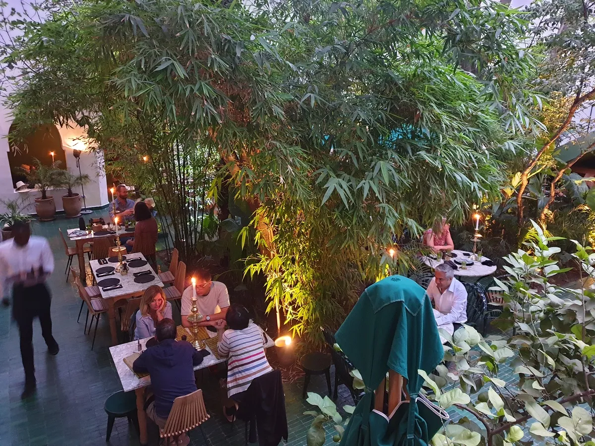 De prachtige binnentuin van restaurant Le Jardin in Marrakech, Marokko