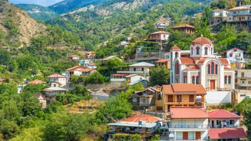 Uitzicht Moutoullas met huisjes op de heuvel, Troodosgebergte, Cyprus