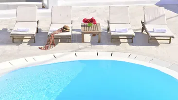 Zwembad en ligstoelen bij Paola's Town Hotel, Mykonos-stad, Mykonos, Griekenland