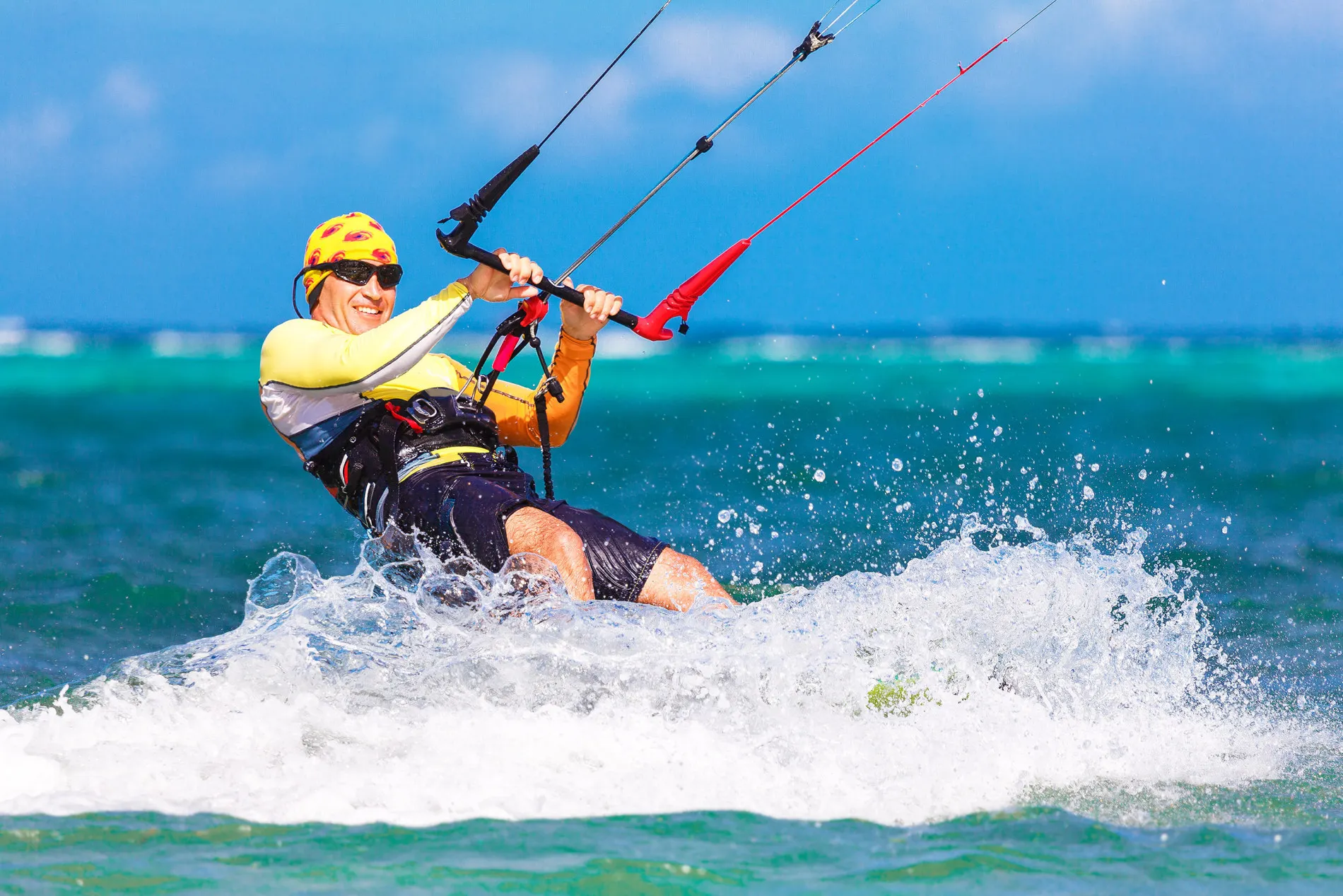 Nea Chrissi Akti Paros man kitesurfend in Griekenland