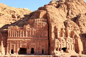 Uitgehakte gevels in Petra, Jordanië