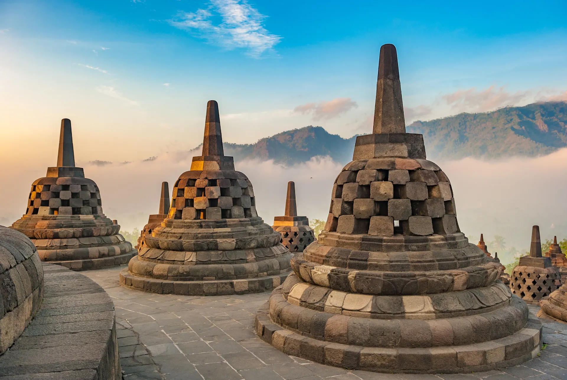 &Olives Indonesie Java Borobudur temple at sunrise
