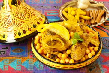 Gele tajine met kip en kikkererwten gerecht, Marokko