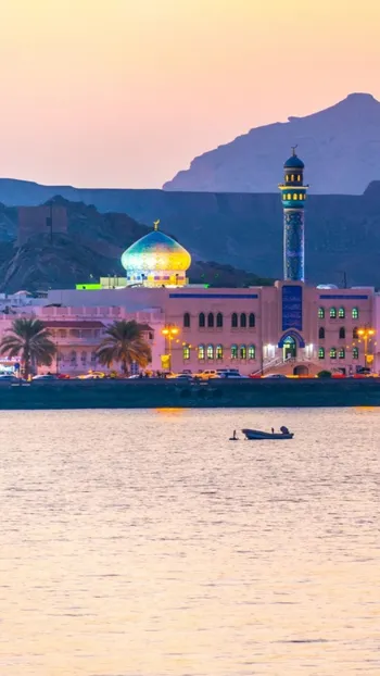 Thema luxe Oman, Uitzicht op de kustlijn van de wijk Muttrah in Muscat tijdens zonsondergang, Muscat, Oman