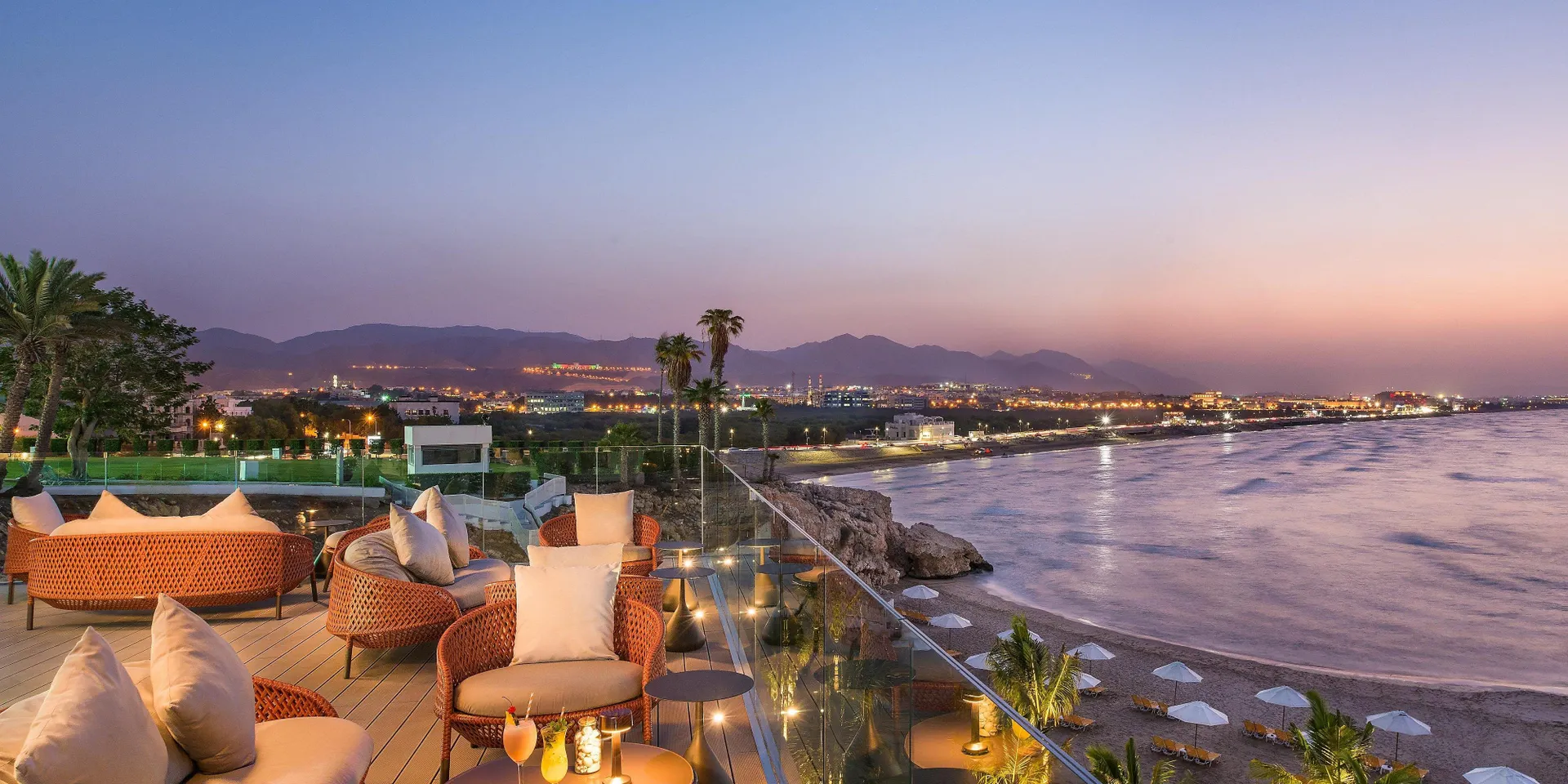 Hotel Crowne Plaza Muscat terras - Muscat