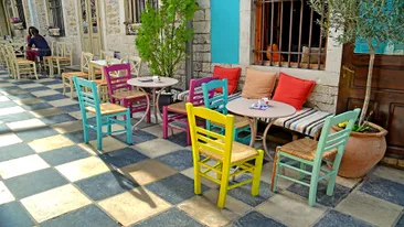Terras met kleurrijke stoelen, Athene, Griekenland