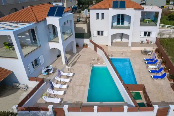 Ocean Pool & Coral Bleu Villas.