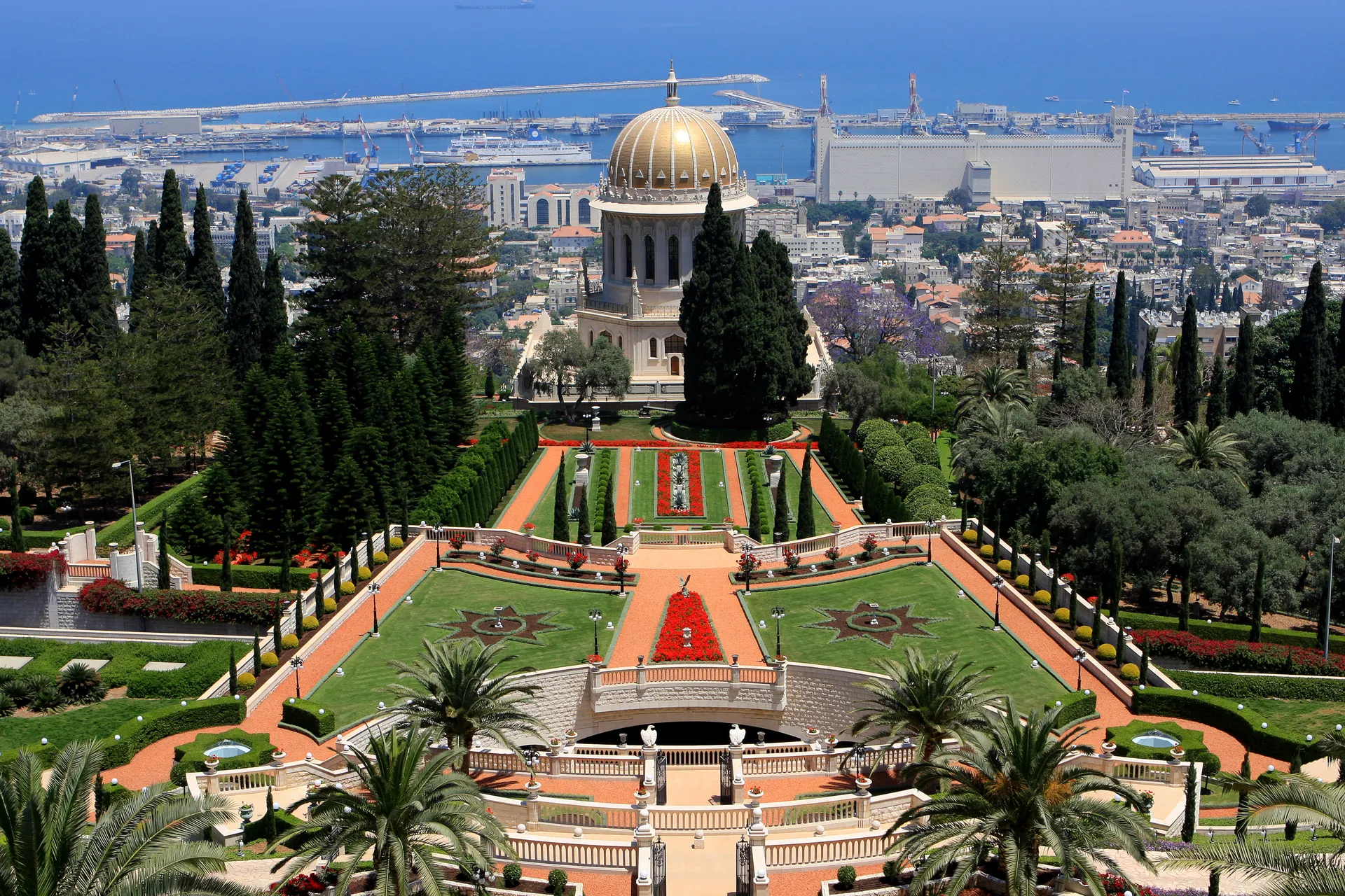 Bahia tuinen met Middellandse Zee en haven beneden, Haifa, Israël