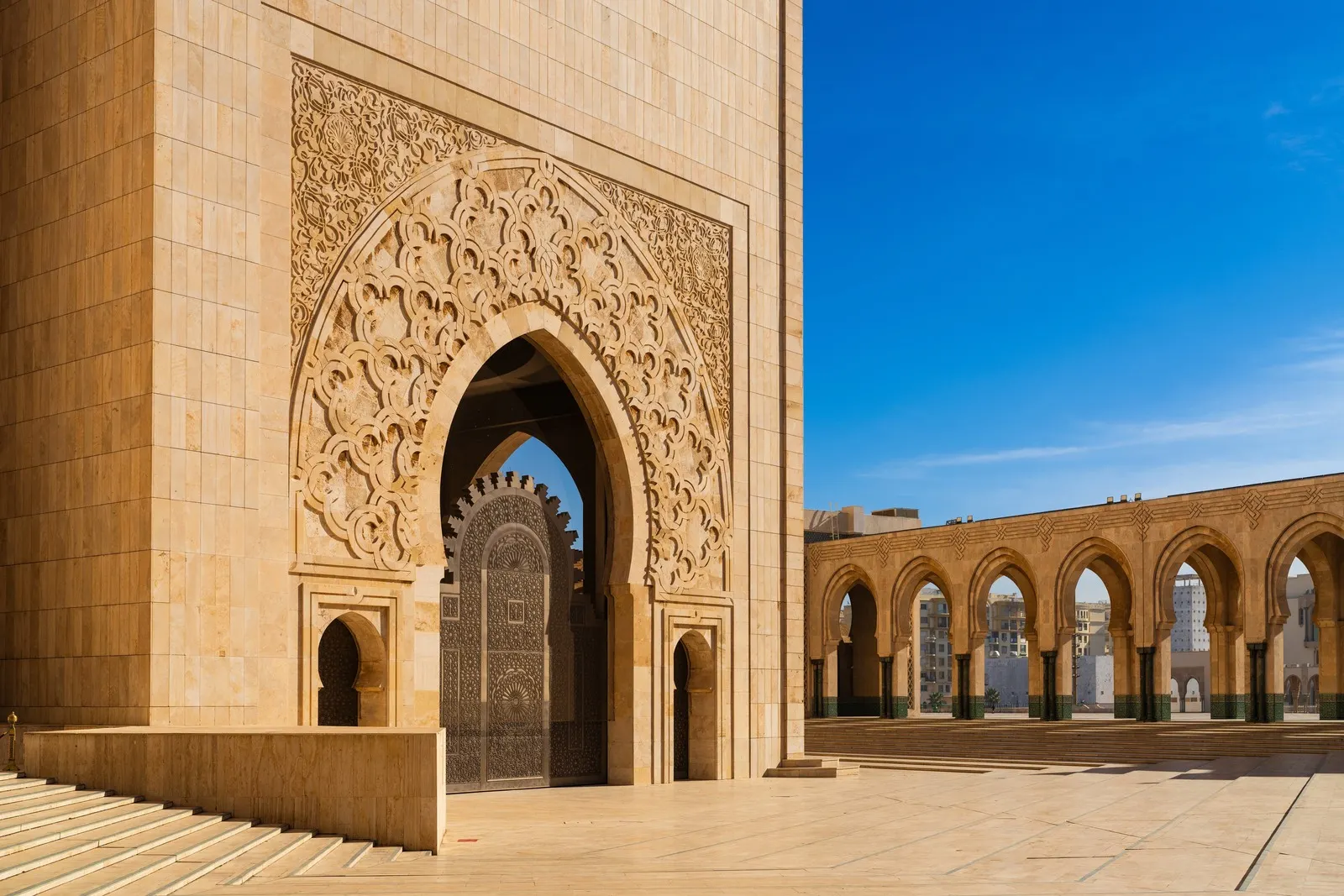 &Olives_Morocco_Gezicht op de Hassan II Moskee deur met Arabische islamitische motieven in Casablanca..jpg