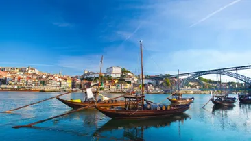Uitzicht op brug en oude traditionele boten met wijnvaten, Porto, Portugal 
