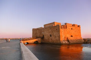 Paphos fort tijdens zonsondergang, Paphos, Cyprus