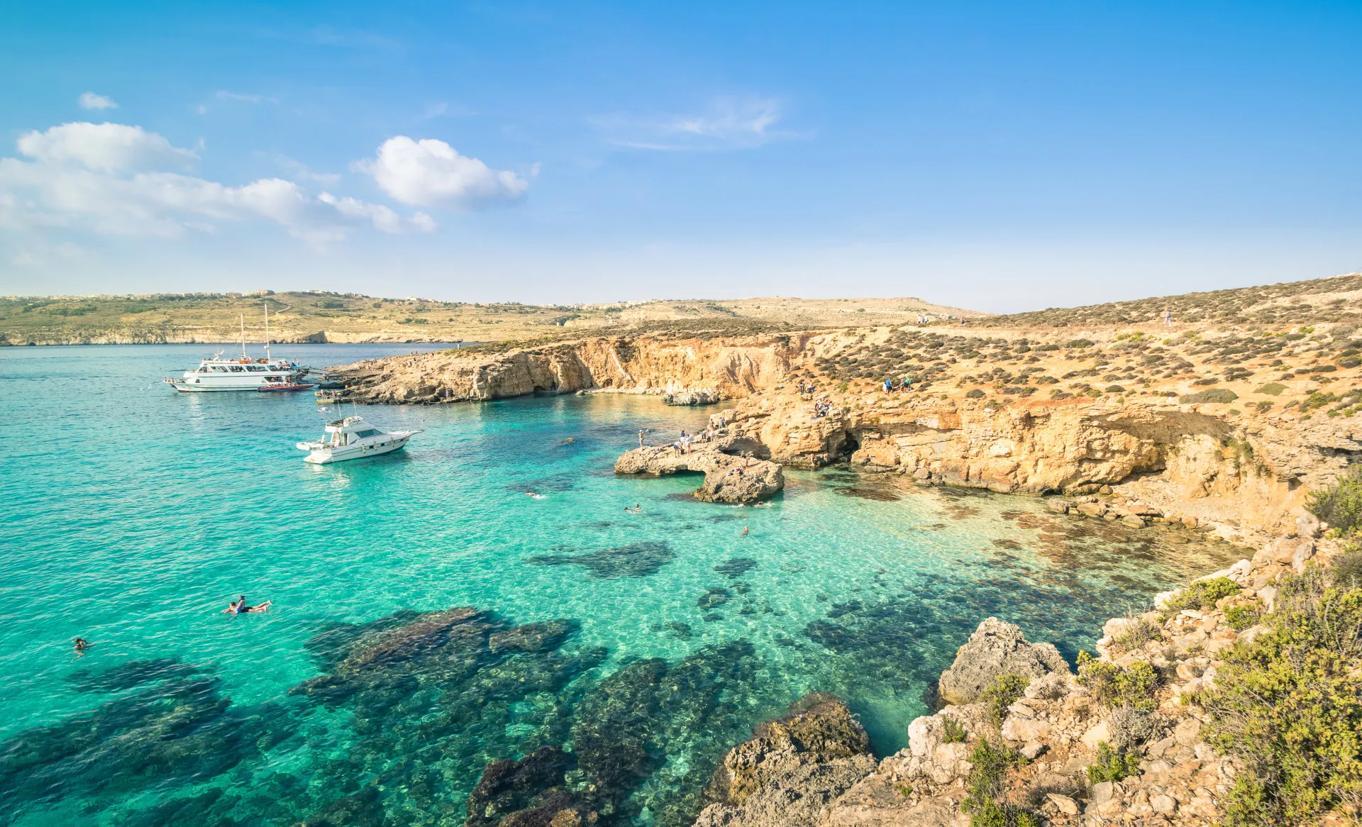 Uitzicht Blue Lagoon met 2 boten in het water, Comino, Malta