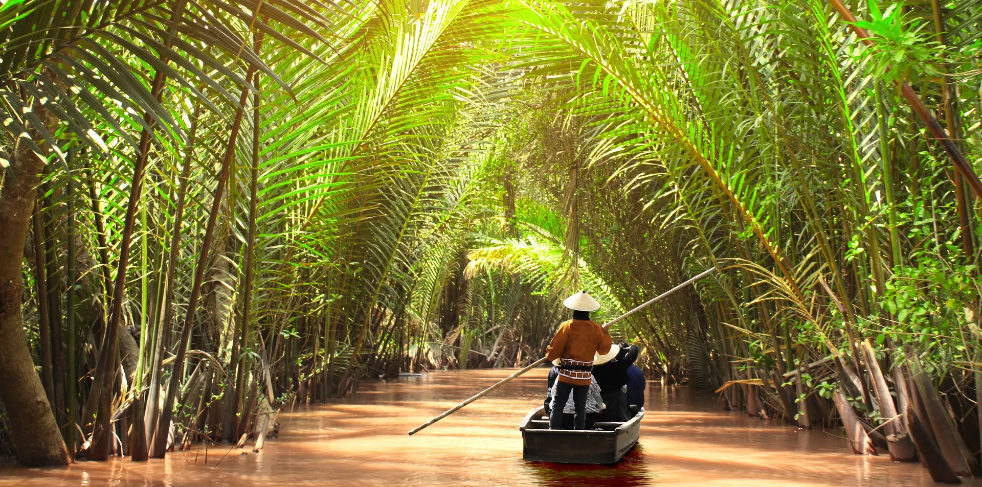 Mensen varen in de delta van de Mekong rivier, Vietnam, Azië
