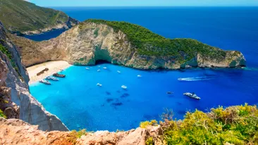 Bay Navagio, Zakynthos, Griekenland, baai met een klein strandje en helderblauw water