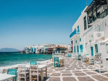 Prachtig uitzicht over zee op een gezellig Grieks terras