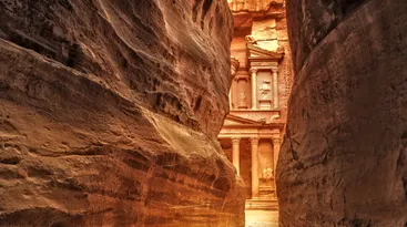 Uitzicht vanaf de Siq op de entree van de stad Petra, Al Khazneh, de schatkamer, Petra, Jordanië