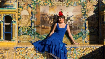 Mooie vrouw met flamenco jurk in Madrid, Spanje