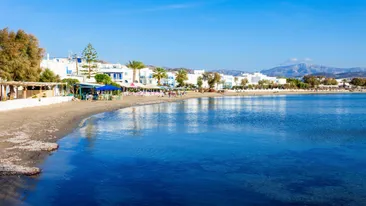 Agios Georgios Beach, Naxos, Griekenland, blauw water, strand, witte gebouwen
