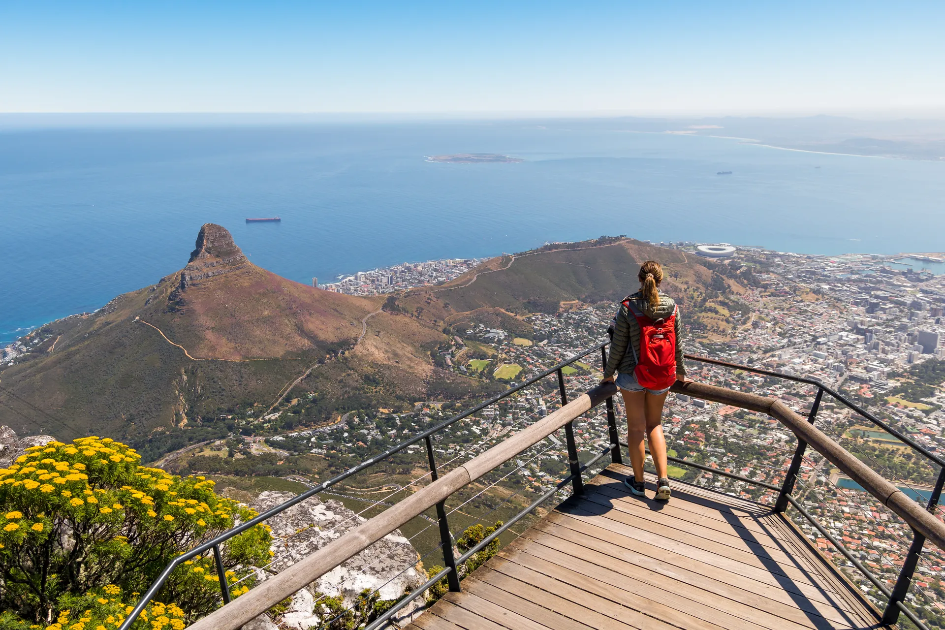&Olives Zuid Afrika Kaapstad Young traveller woman enjoying view of Lions Head