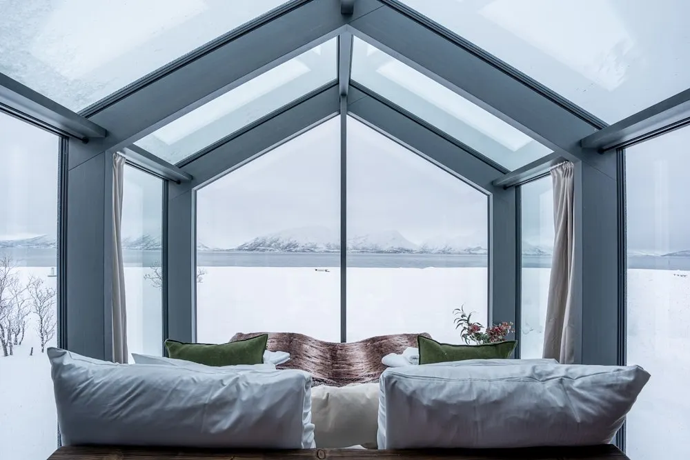 &Olives-Noorwegen-Æra-camp Nord-glass lodge-bed