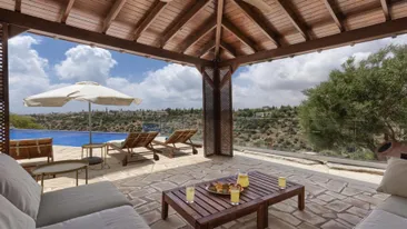 Terras Villa Aphrodite Hills met zwembad op de achtergrond, Kouklia, Cyprus