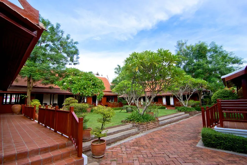 AndOlives-Thailand-Sukhothai-TheLegendha-outdoor