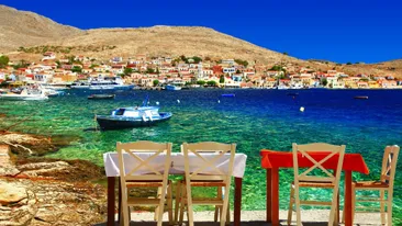 Kleine Griekse taverna's aan zee, Griekenland
