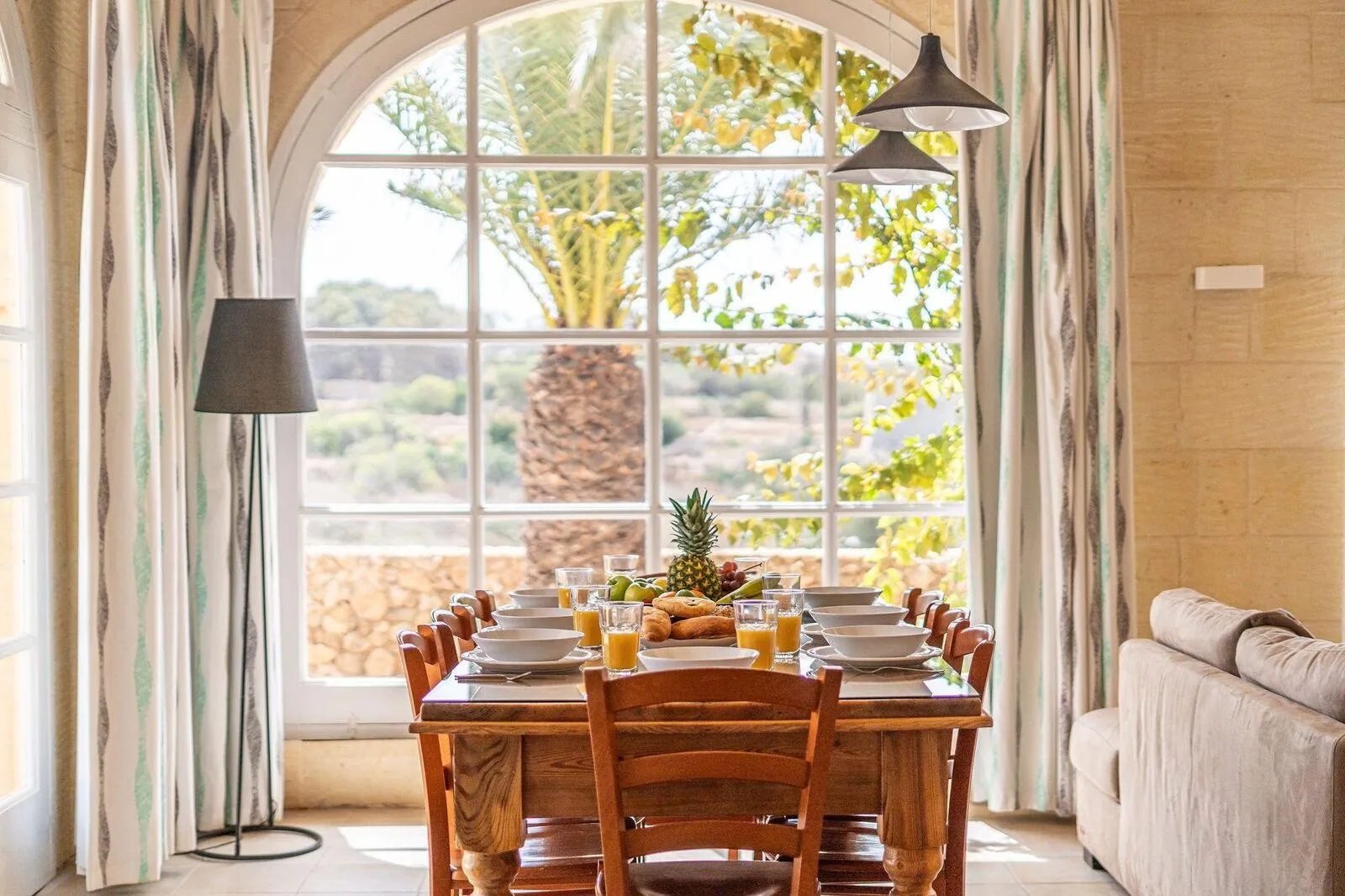 Villa Sinjura - eettafel met uitzicht