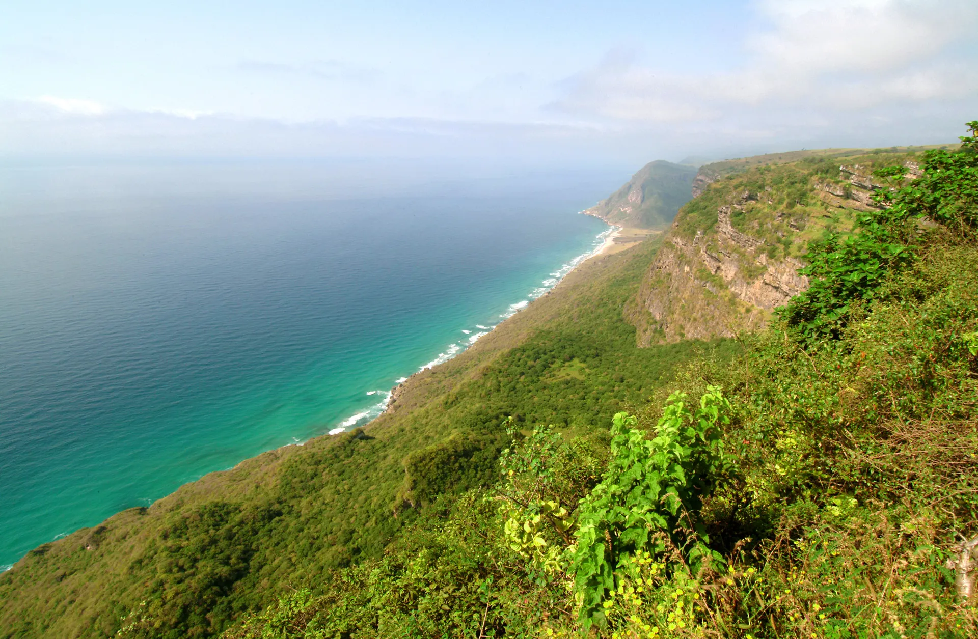 Kustlijn bij Salalah na de moesson, Dhofar, Oman