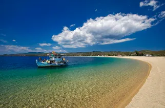 Bootje in zee bij Sithonia Beach bij Ikos Olivia, Gerakini, Halkidiki, Griekenland