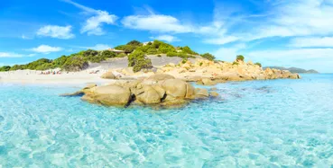 Helder water en strand in Villasimius - Sardinie - Italie