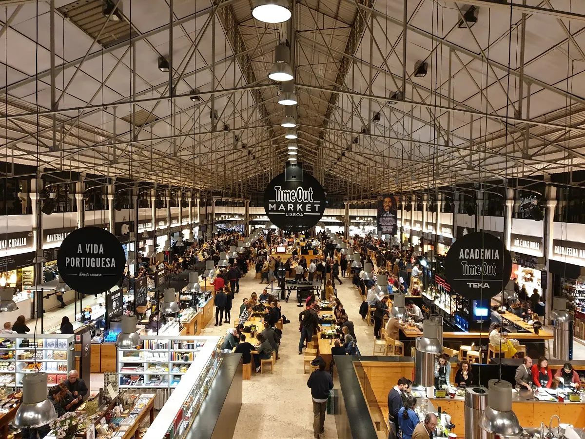 De Time Out Market in Lissabon is een gezellige ontmoetingsplek met veel leuke eettentjes. 