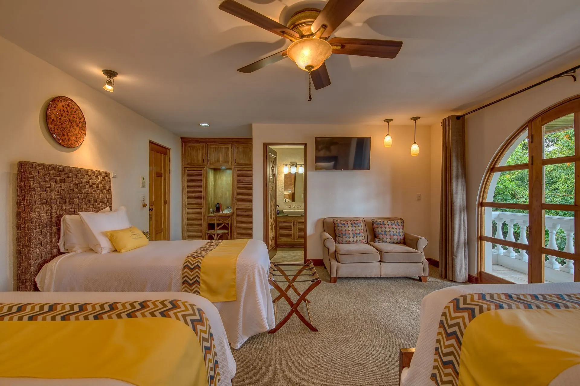 AndOlives-CostRica-Alajuela-HotelBuenaVista-room