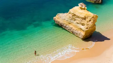 Strand en rotsen Praia da Marinha, Algarve, Portugal