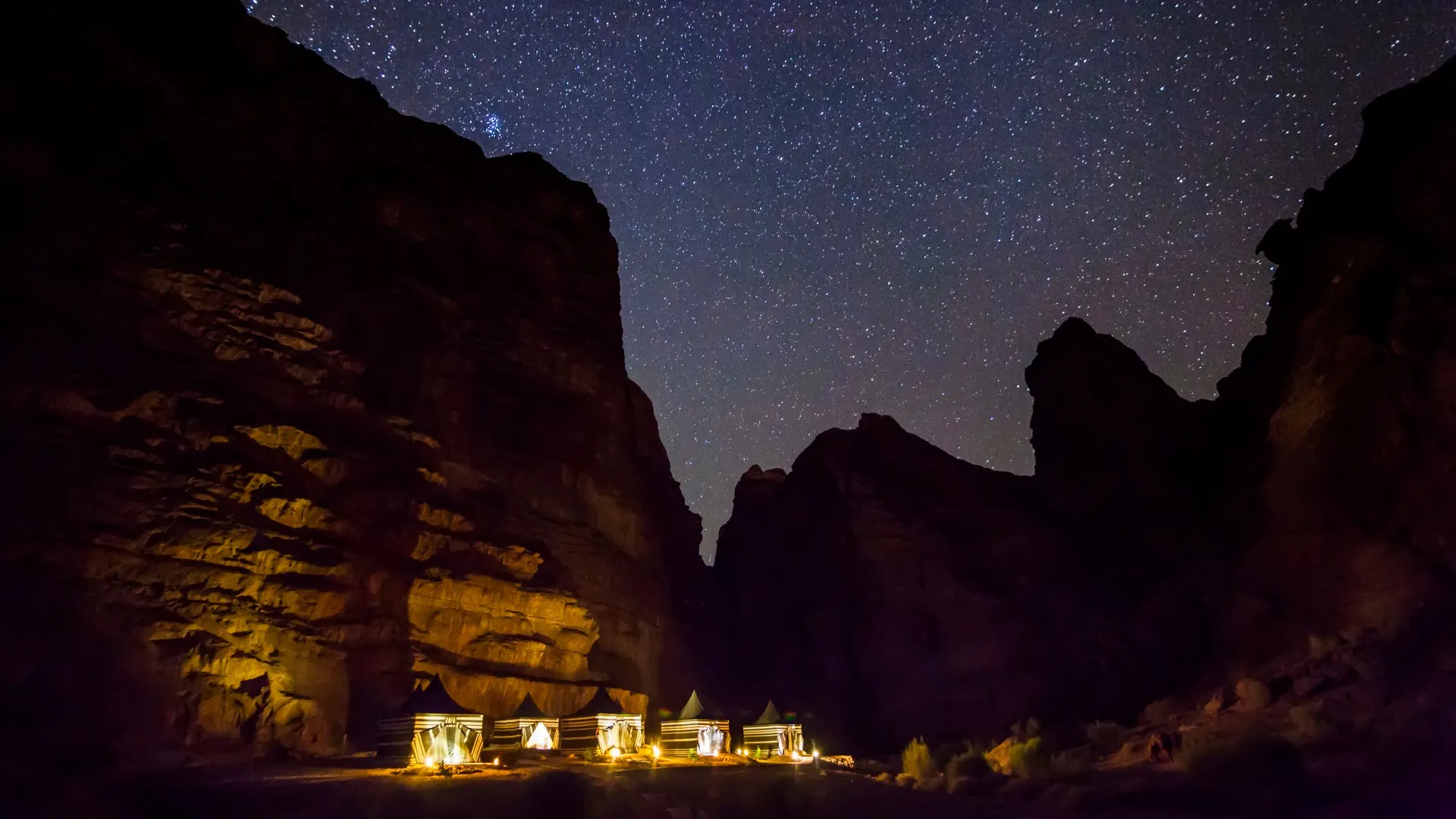 Tenten onder sterrenhemel, Wadi Rum Woestijn, Jordanië