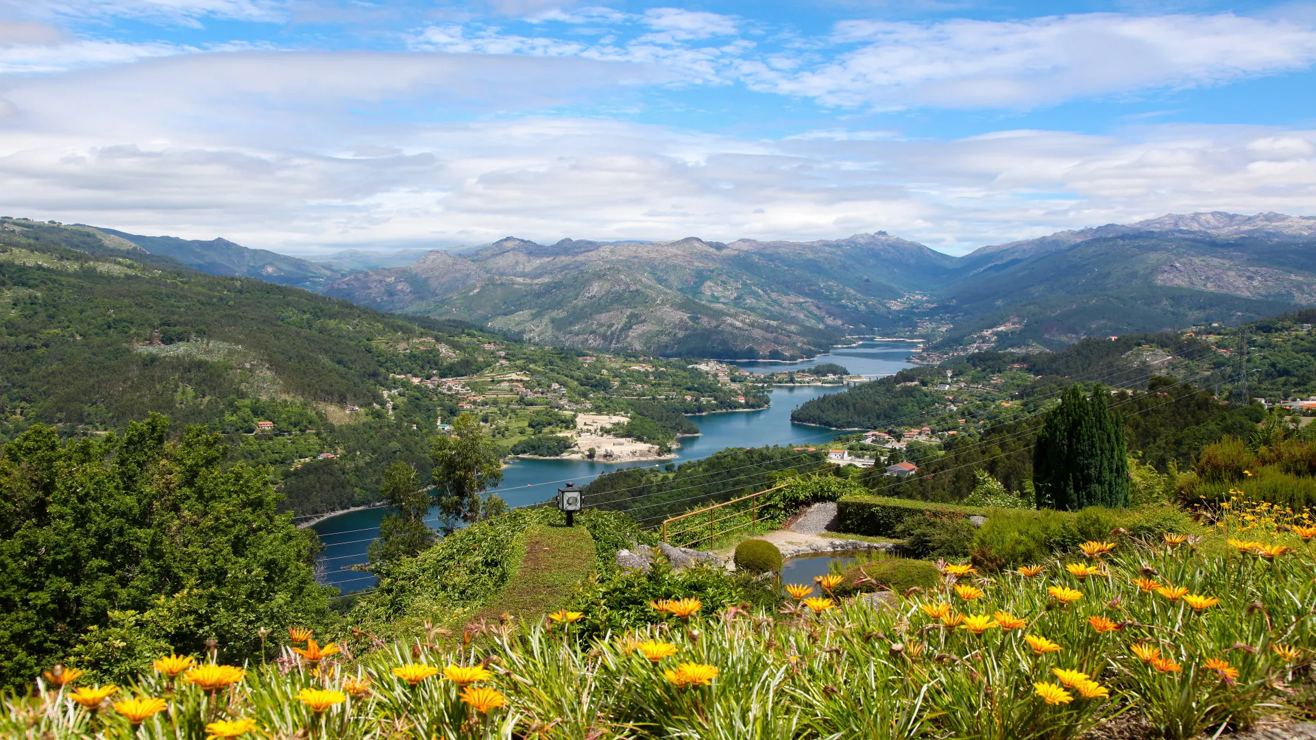 Uitzicht op de Lima rivier in nationaal park Peneda Geres, Noord Portugal