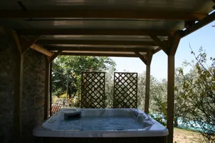 casina-del-bosco-overdekt-terras-met-jacuzzi