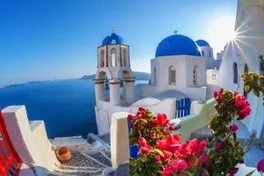 Eilandhoppen Griekenland - Santorini kerkje met zon