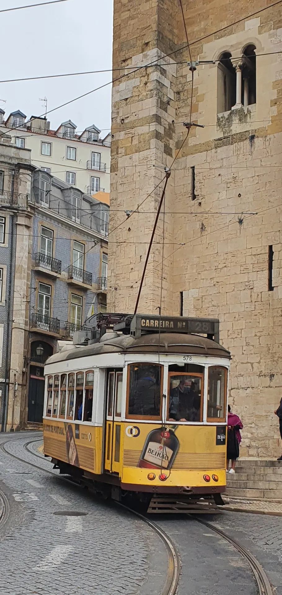Tram 28 in Lissabon - Portugal