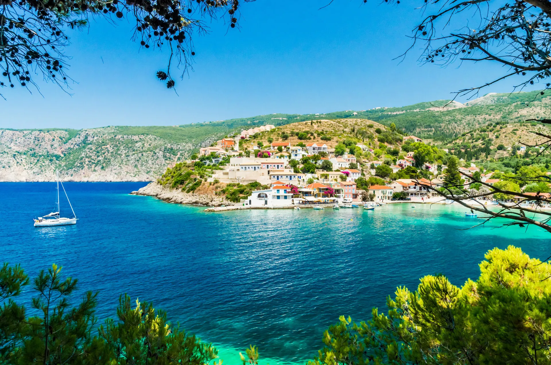 Assos op het eiland Kefalonia in Griekenland. Uitzicht op prachtige baai van Assos dorp Kefalonia eiland, Griekenland