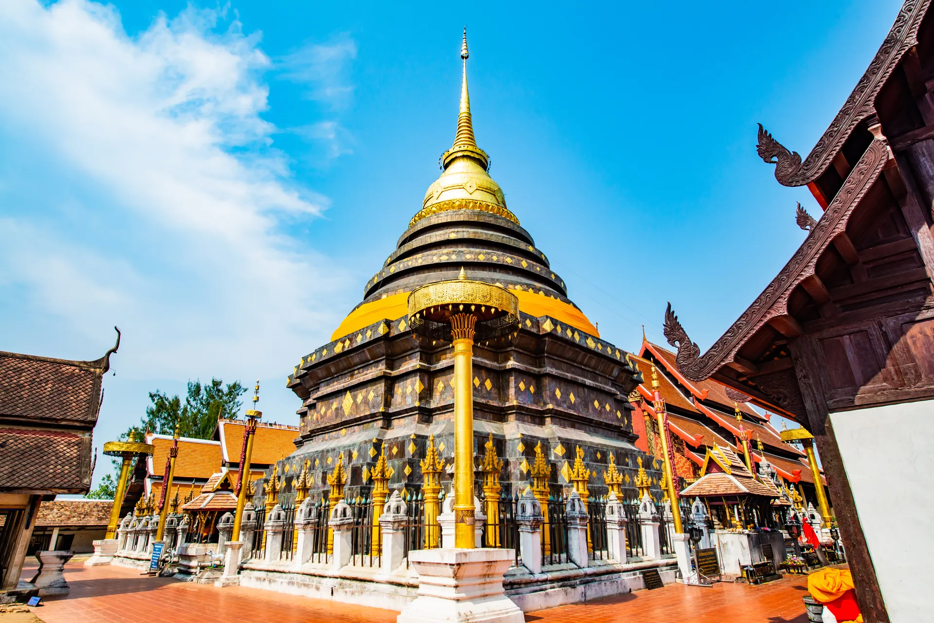 &Olives-Thailand-Lampang temple gold black