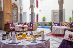 De heerlijke ontbijttafel van Riad Dar Marjana in Fès