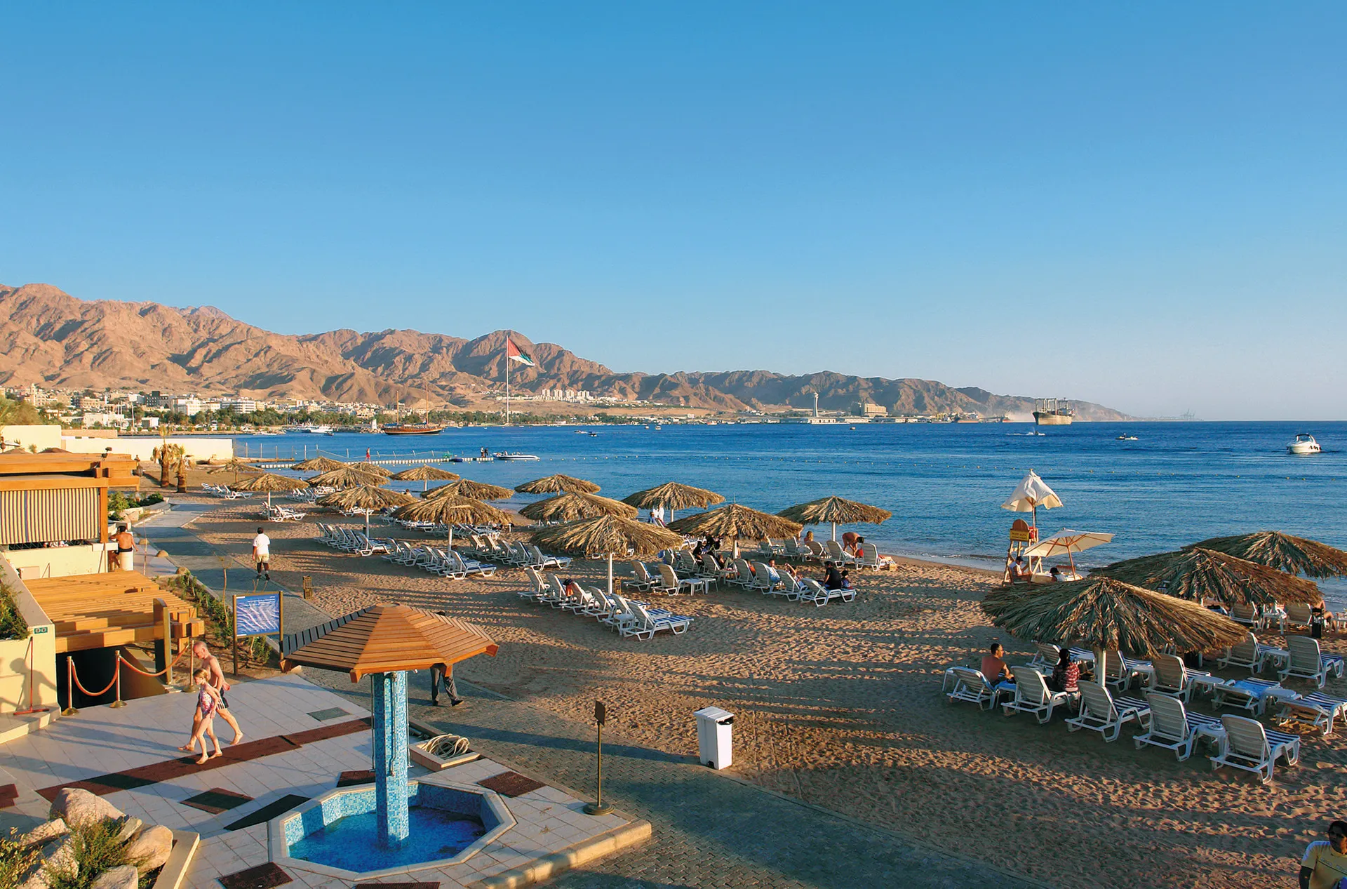 Strand Aqaba met bergen op de achtergrond, Aqaba, Jordanië